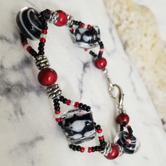 Geometric black & red glass beaded bracelet - Picture 6 of 8